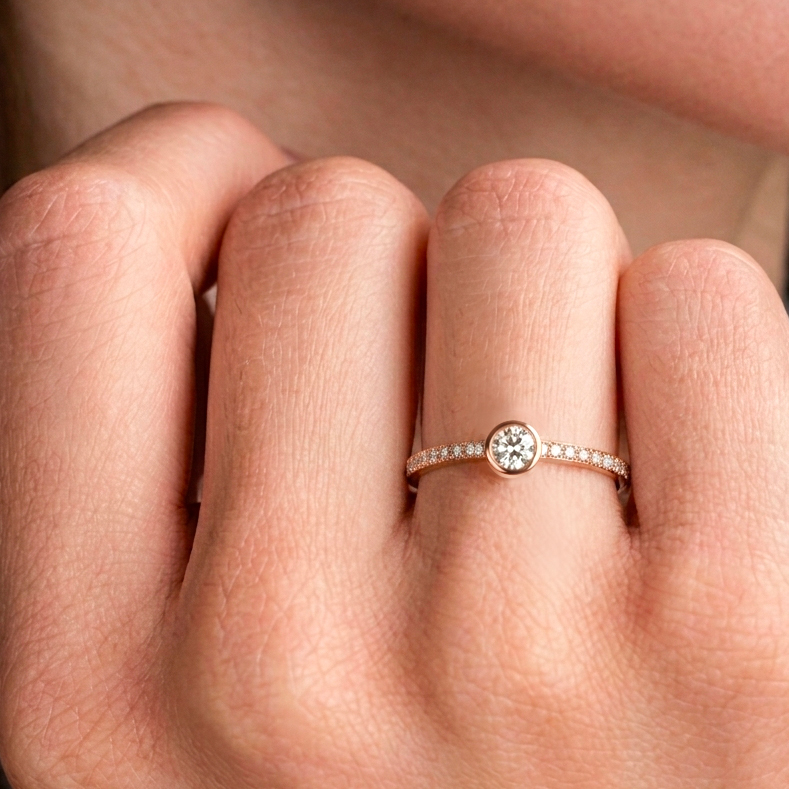 Bague de fiançailles solitaire petit diamant serti clos