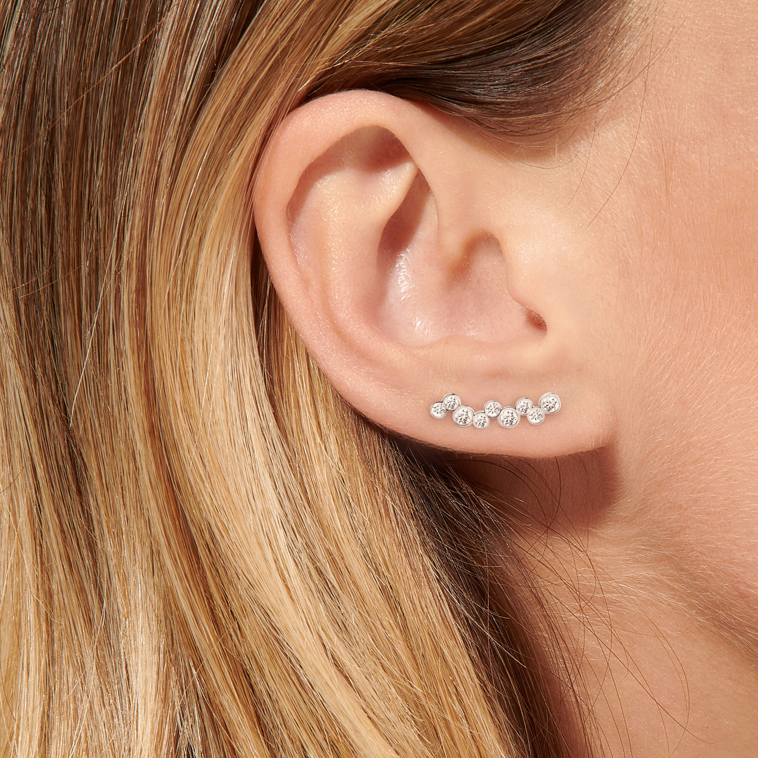 Boucle d'oreilles en diamants naturels qui remonte le long du lobe.