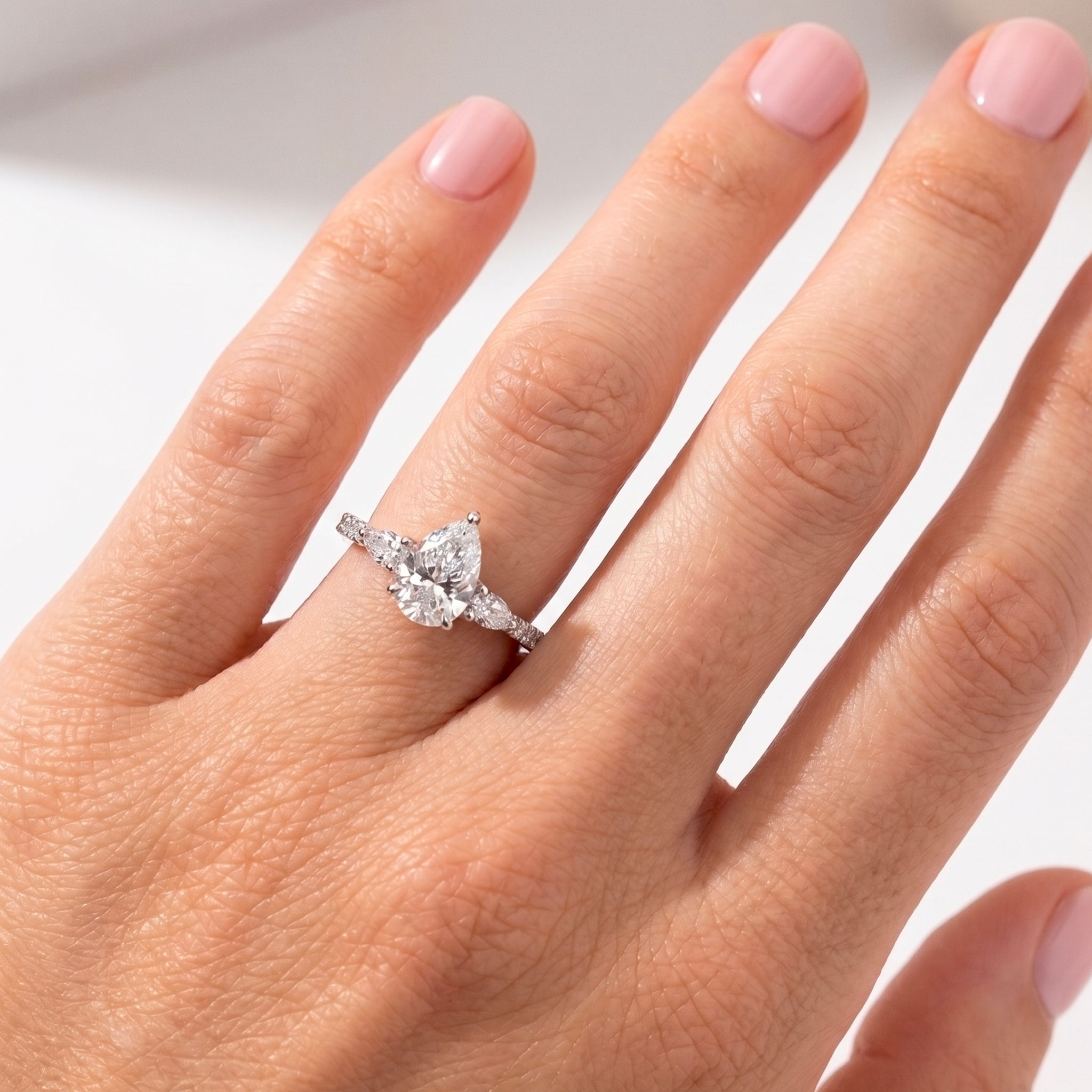 bague de fiançailles diamants trilogie poire portée