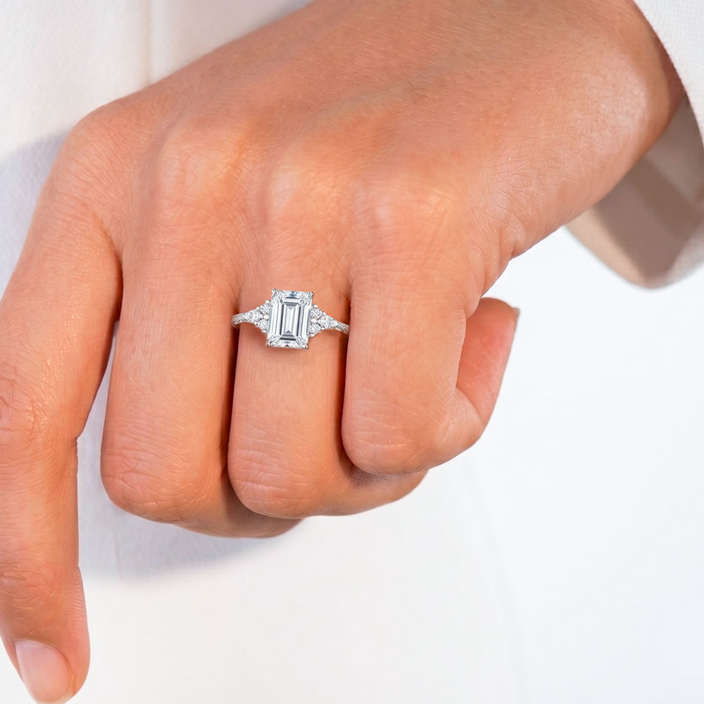 bague de fiançailles diamants trilogie émeraude emy portée