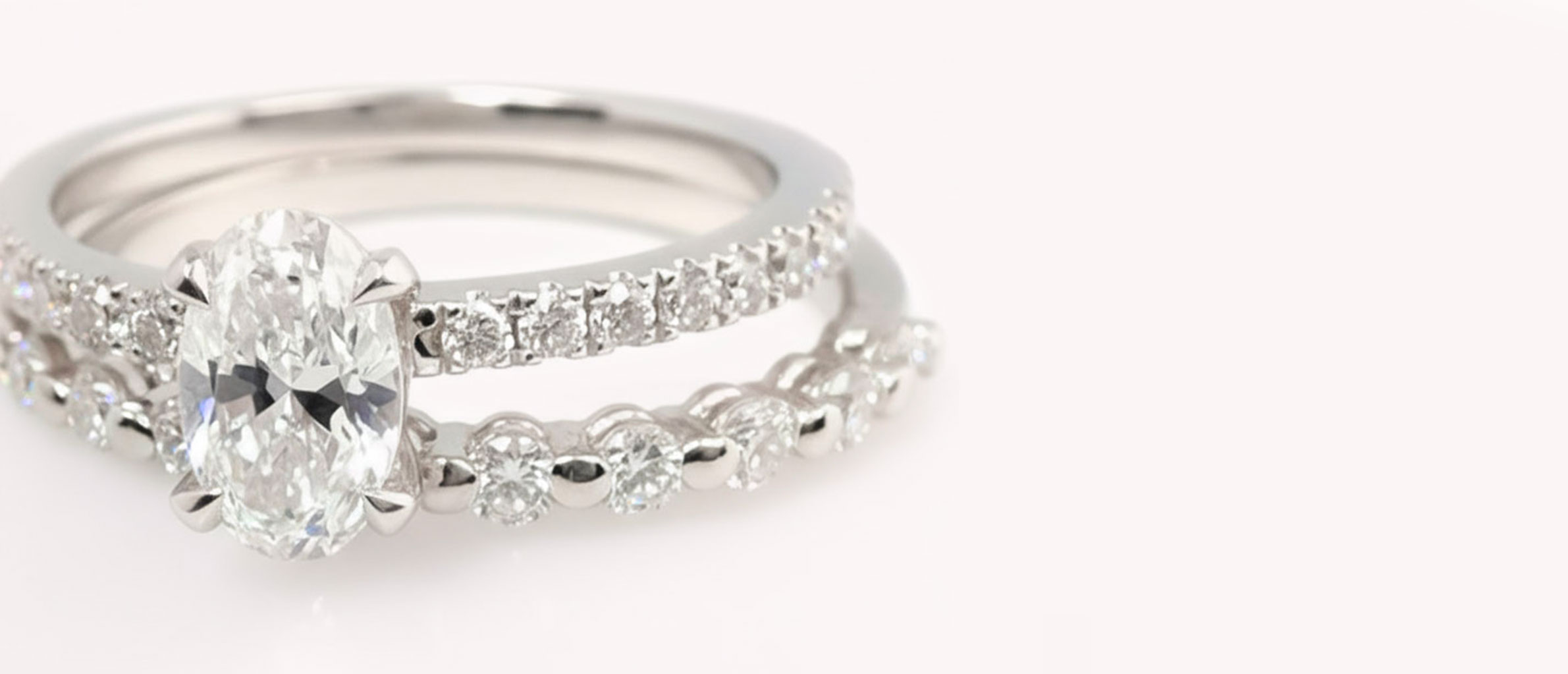 alliance pavée et bague de fiançailles diamants